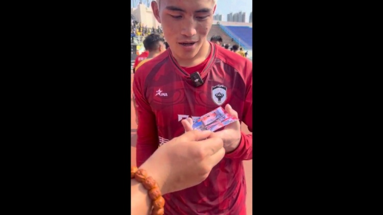 PP电子导航-玉树队门将获赠王大雷签名照：他是我们国家的骄傲，太硬气了